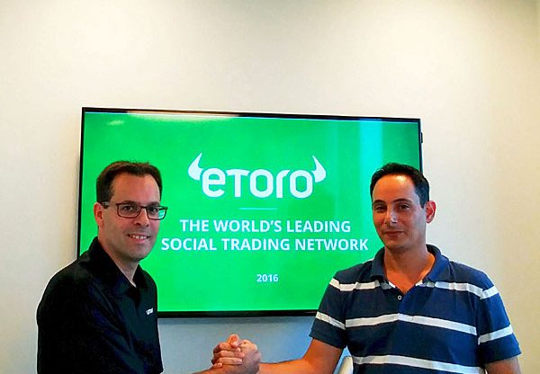 מימין: אלעד גוטפריד, מנהל ייצור IT ב-eToro, ורון דוידי, מנהל הפיתוח העסקי של קמינריו לאזור EMEA. צילום: יח"צ