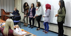 הנערות ממזרח ירושלים מציגות את הרעיון שלהן בפני המשתתפים באירוע. צילום: יח"צ