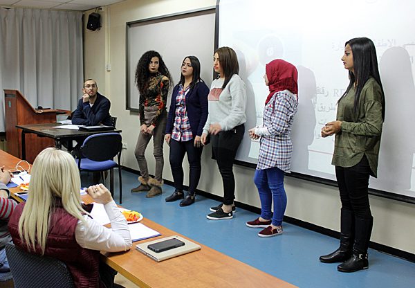 הנערות ממזרח ירושלים מציגות את הרעיון שלהן בפני המשתתפים באירוע. צילום: יח"צ