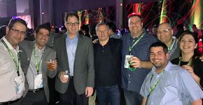 דור שילוני, גיל ינקו, אתגר פישל, מיכה נובק, רן עטיה וליהי קוקר מ-VMware ישראל עם מאוריציו קרלי, מנכ"ל אזור אמריקה ב-VMware, ומייקל דל, מייסד ומנכ"ל דל