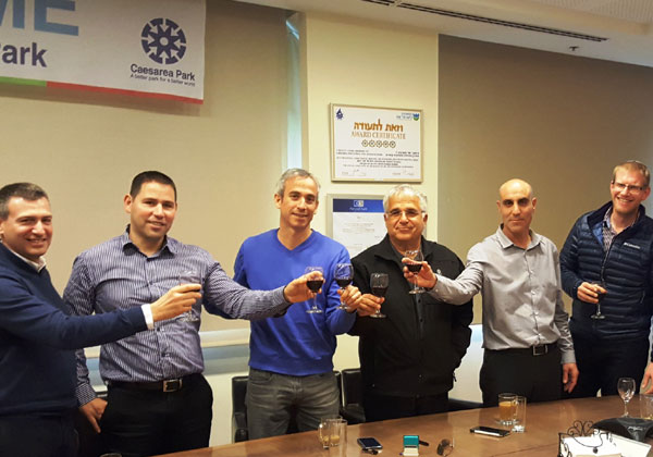 מימין לשמאל: ישי קרניאל, מנהל נכסים בחברה לנכסי קיסריה; רן אלישע, סמנכ"ל החברה לנכסי קיסריה; יוסי אקרמן ואופיר דובובי, ממקימי Open Valley; מיכאל כרסנטי, מנכ"ל החברה לפיתוח קיסריה; וגיא סברסקי, סגן יו"ר קרן רוטשילד קיסריה. צילום: מירב אביטל