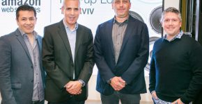 אנשי AWS, אלא אם צוין אחרת. מימין: דארן מאורי, דירקטור סטארט-אפים וקרנות הון-סיכון לאזור EMEA; יניב גרטי, מנכ"ל אינטל ישראל; הראל יפהר, מנכ"ל; ורודי ואלדז, דירקטור, מנהל ארכיטקטים ופיתוח עסקי. צילום: איל גזיאל