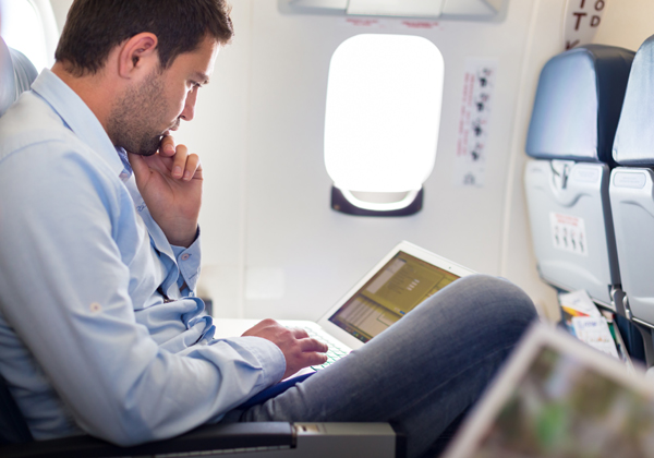 טסים וגולשים - אבל בינתיים לא בחברות ישראליות. אילוסטרציה: kasto/BigStock