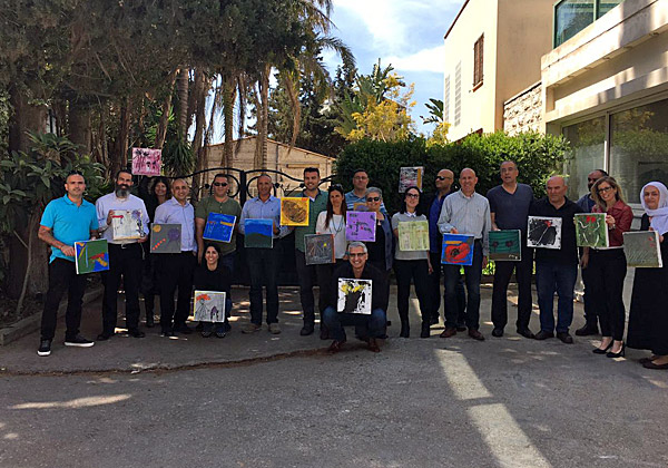 חברי פורום C3 עם היצירות שציירו. צילום: גיל אור נר