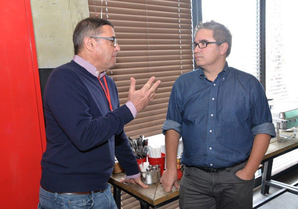 עופר בנגל, מנכ"ל וממייסדי רדיס לאבס (משמאל), בשיחה עם גיהן בייקולו, מנהל מוצר ברדיס. צילום: גלעד הירשל