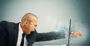 אפס סובלנות כלפי השבתות מחשוב. צילום: alphaspirit/BigStock