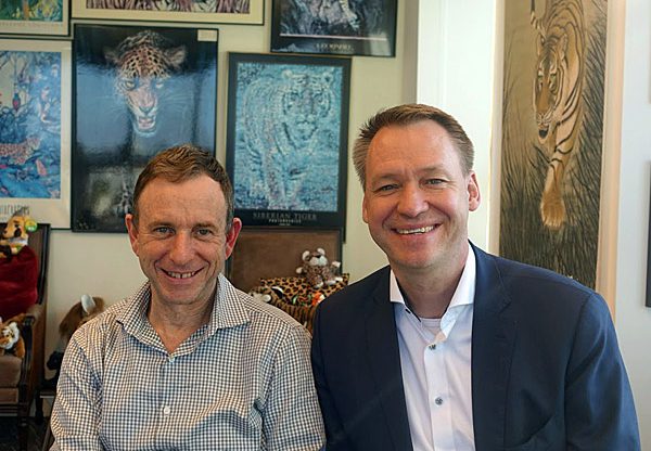 מימין: פרנק פורסטר, מנהל המכירות הראשי של קבוצת ה-PSG של אינטל לאזור EMEA, ואילן הוכמן, מנהל פעילות ה-FPGA בישראל. צילום: פלי הנמר