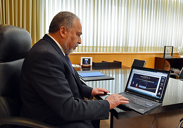 שר הביטחון, אביגדור ליברמן, מדליק נר זיכרון וירטואלי לזכר הנופלים. צילום: אריאל חרמוני, משרד הביטחון