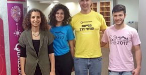 אריק מימרן, מנכ"ל מרכזי הפיתוח של קוואלקום בישראל (בחולצה הצהובה), עם ענת הר-לב אור, מנהלת תוכנית הרחפנים, ושני נציגים של הקבוצות הזוכות. צילום: יח"צ