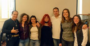 מימין: יפעת ליסק עובדת סוציאלית, מנהלת פיתוח משאבים בעמותת אח בוגר אחות בוגרת ישראל; דניאל אבירם-מזר, מנהלת סניף אור יהודה; רועי פלפל, מנכ"ל; רינה שמואלי, מנהלת שותפויות; הדר בללי, מנהלת סניף עכו; מאיה בן-כהן, עובדת סוציאלית, מנהלת סניפי כרמיאל וחיפה; ופלי הנמר