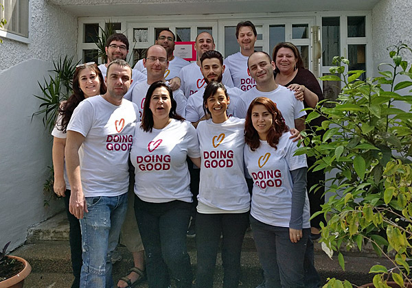 עובדים בנטקלאוד בפתח המעון. מימין למעלה: איל גרייפנר, מנכ"ל משותף; יניב רוטברט, מיישם פיננסי; שי כהן, מיישם פיננסי ותמיכה; ישי בודניק, מיישם פיננסי; קובי פיצ'חדזה, יועץ טכנולוגי; קרול אקרליאן, מפתח; מוטי קולין, תמיכה; ג'ני חלץ, סמנכ"לית פיתוח עסקי וראשת תחום. צילום: יח"צ