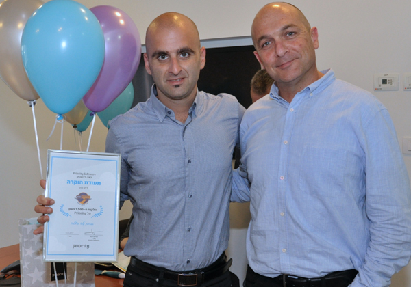 מימין: אנדרס ריכטר, מנכ"ל פריוריטי ושי מילר, מנכ"ל קונדור מוצרי פרסום. צילום: יח"צ