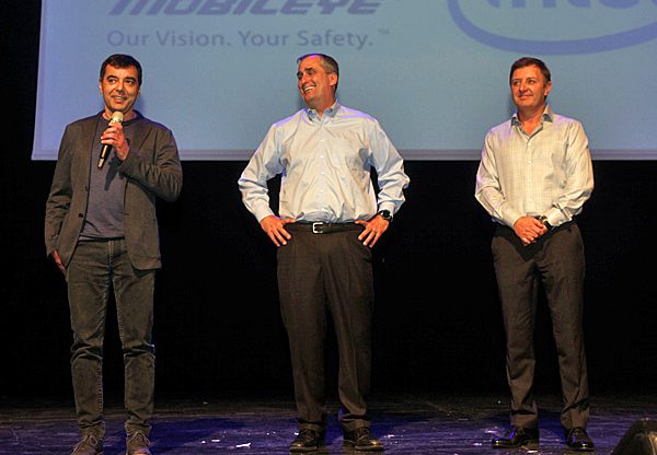 פרופ' אמנון שעשוע (משמאל) יחד עם שותפו לייסוד מובילאיי, זיו אבירם (מימין), ומנכ"ל אינטל, בריאן קרזניץ'. צילום: יח"צ אינטל
