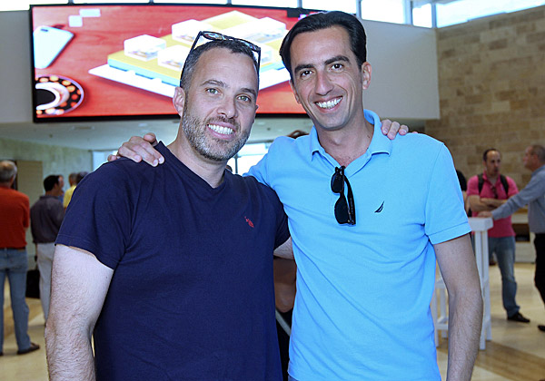 מימין: אלי שקד, מנכ"ל VMware ישראל, ואורי ברגמן, מנכ"ל HPE ישראל. צילום: ניב קנטור