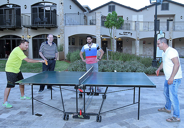 הכדור בידיים של VMware. מימין: שלומי אביב, מנהל פעילות עסקית NSX אזורי; אבי יושעי, מנהל מהנדסי מערכות ראשי לאזור אגן הים התיכון; חיים מלמד, מהנדס מערכות בכיר; ושמוליק ענתבי, מנהל בכיר לאזור אגן הים התיכון. צילום: ניב קנטור