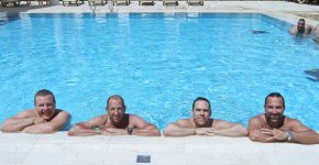 מימין: דקל סלומון, מנהל מכירות מומחה בדורקום; אבי אלגרבלי, סמנכ"ל תפעול ויצרנים בווי-אנקור; יקי כהן, סמנכ"ל טכנולוגיות בווי-אנקור; וסרגיי זק, מהנדס מערכות בבזק בינלאומי. צילום: ניב קנטור