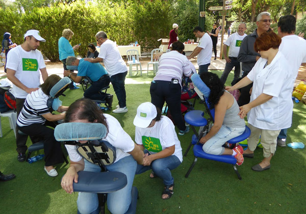 עיסוי לרווחת האורחים. צילום: מיכל סלע