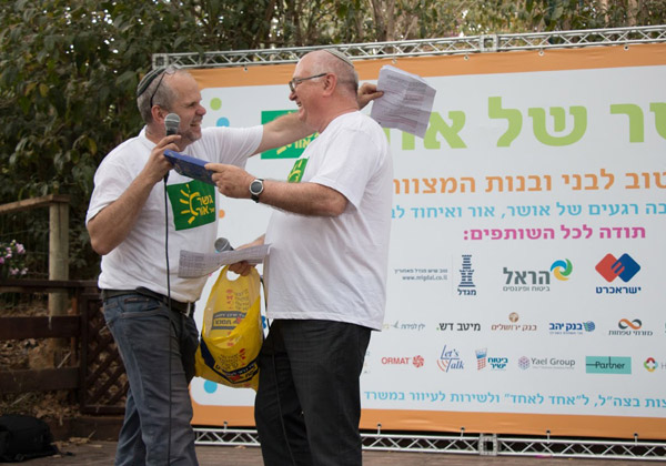 ג'וני ירום מעניק שי הוקרה לרונן זרצקי. צילום: מיכל סלע