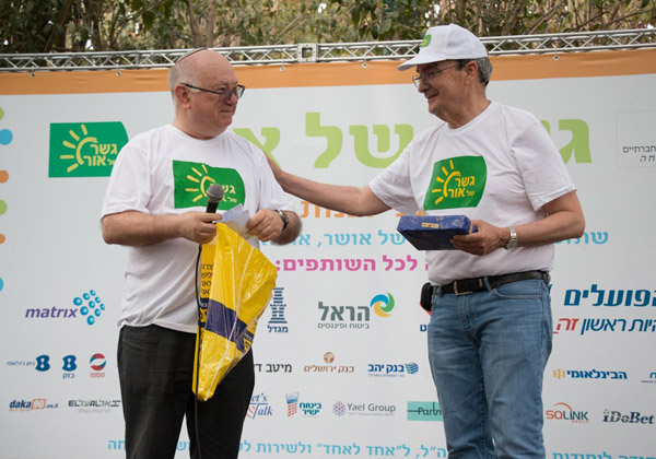 ג'וני ירום מעניק שי הוקרה ללייזי אורן. צילום: מיכל סלע