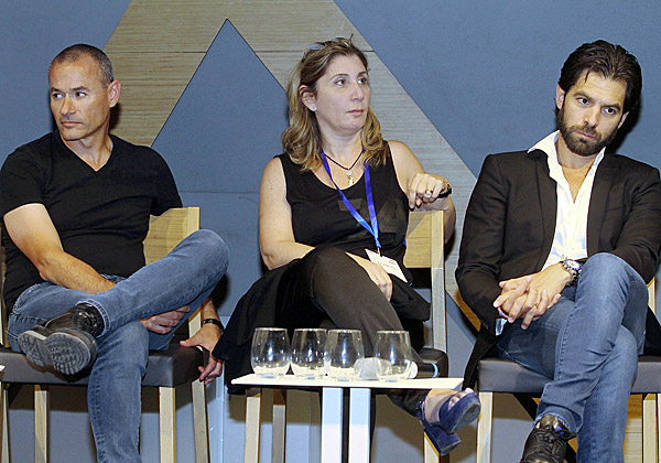 מימין: תומר ברקוביץ', יזם, קבלן ומנהל פיתוח עסקי ב-SGS; מעצבת הפנים גילה שמיע זכאי; ויורם שטראוס, מייסד ומנכ"ל SMS פרוג'קט. צילום: ניב קנטור