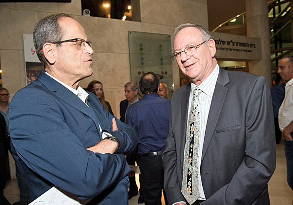 מימין: פרופ' עמירם כ"ץ, מנהל בית החולים לוינשטיין; וחזי כאלו, מנכ"ל בנק ישראל. צילום: ישראל הדרי