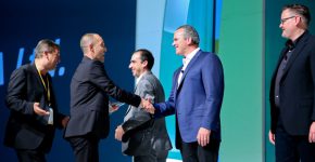 טקס קבלת פרס EMEA Master Reseller of the year. מימין: טוני אדמס, סמנכ"ל בכיר ב-Qlik Partners alliance ; מארק תורמנד, סמנכ"ל בכיר מכירות ותמיכה ב-Qlik; בנג'מין קאלר, מנהל שיווק שותפים גלובלי ;Qlik טל וייסר, מנכ"ל QlikView Israel; ואלי זיברט מנכ"ל חילן. צילום: יח"צ