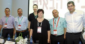 מנחה ומשתתפי הפאנל. בתמונה: אבנר שטראוס, מנכ"ל שטראוס אסטרטגיה; שחר מרקוביץ', ה-CDO של בנק הפועלים; שלמה שמאי, סמנכ"ל מערכות המידע של הפניקס; אורי שביט, סמנכ"ל טכנולוגיות המידע של הבורסה; מיכל מרכוס, מנהלת אגף מערכות המידע של בנק ירושלים; ורונן אסיא, סמנכ"ל eToro. צילום: ניב קנטור