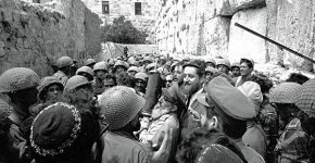 חיילי צה"ל, יחד עם הרב שלמה גורן ז"ל, בכותל המערבי. צילום: באדיבות ארכיון צה"ל במשרד הביטחון