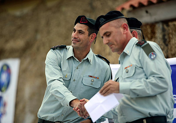 מימין: אל''מ דותן סיגלר, מפקד חושן היוצא, ואל"מ שי שולומון, מפקד יחידת חושן הנכנס. צילום: דובר צה"ל