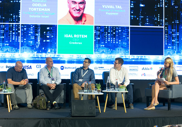 מימין לשמאל: אודליה טורטמן, מנהלת מגזר הפינטק בדלויט ישראל; אלכס קרייסט, מייסד שותף וסגן נשיא לפיננסים ב-SumUp; אוהד מימון, סמנכ"ל בכיר לפיתוח ואסטרטגיה בלאומי קארד; יגאל רותם, מנכ"ל Credorax; ויובל טל, מייסד ונשיא פיוניר. צילום: איל גזיאל