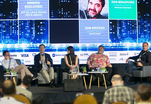 מימין לשמאל: נמרוד קוזלובסקי, שותף וראש מחלקת טכנולוגיה ורגולציה ב-HFN, שותף יזמות ב-JVP Labs.; ג'ון מדבד, מנכ"ל ומייסד OurCrowd; מור אסיא, שותפה של iAngels; ג'ון ברדפורד, שותף מייסד ב- Motive Partners; דייויד בלומברג, מייסד שותף ומנכ"ל Blumberg CapitaL. צילום: איל גזיאל