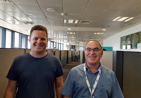 מימין: שלומי בן פורת, מנהל קבוצת ה-IT הישראלית של אינטל; ואיתי יוגב, מנהל קבוצת ה-Big Data באינטל ישראל. צילום: יח"צ