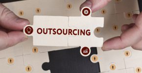 שירות איכותי עולה כסף. מיקור-חוץ. צילום: Alfa Photo/BigStock