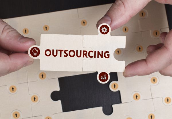 שירות איכותי עולה כסף. מיקור-חוץ. צילום: Alfa Photo/BigStock