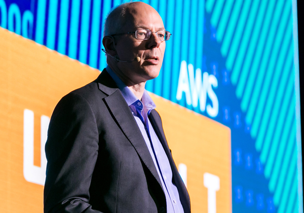אדריאן קוקרופט, סגן נשיא לאסטרטגיות ארכיטקטורות בענן ב-AWS. צילום: תומר פולטין
