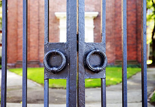 פרסמתם ממים פ]וגעניים בפייסבוק? השערים של הרווארד כנראה יהיו סגורים בפניכם. צילום: EvangiiAnd, BigStock