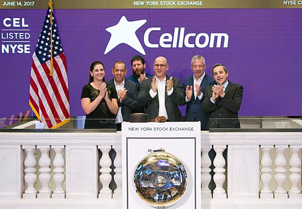 מימין: כריס טיילור, סגן נשיא בורסת NYSE בניו-יורק; מאוריסיו ביאור, סגן יו"ר דירקטוריון סלקום; ניר שטרן, מנכ"ל הקבוצה; שולם לפידות, מנכ"ל IDB ומנכ"ל דסק"ש; שלומי פרילינג, מנהל הכספים הראשי של סלקום; ועו"ד ליאת מנחמי שטדלר, סמנכ"לית ייעוץ משפטי ומזכירת החברה. צילום: בנט רגלין, NYSE