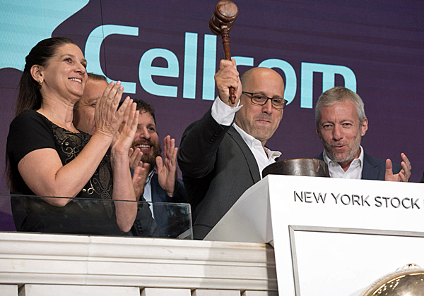 לא רק פעמון - גם פטיש. ניר שטרן, מנכ"ל סלקום. צילום: בנט רגלין, NYSE