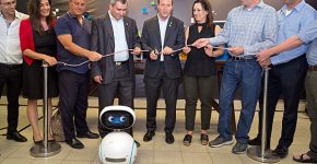 גוזרים את הסרט בספרייה החדשה. במרכז: זאב אלקין, השר לענייני ירושלים ומורשת, וניר ברקת, ראש עיריית ירושלים. צילום: הודיה טלידאנו