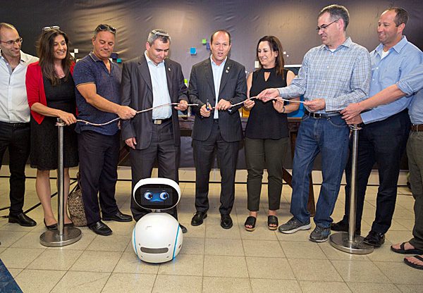 גוזרים את הסרט בספרייה החדשה. במרכז: זאב אלקין, השר לענייני ירושלים ומורשת, וניר ברקת, ראש עיריית ירושלים. צילום: הודיה טלידאנו