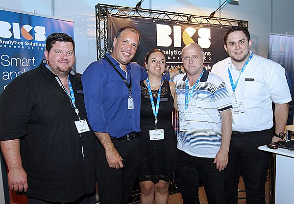 מימין: גדי רחלזון, מנהל פעילות SAP Business One בסאפ ישראל, עם צוות BICS בחברה - אור בן פורת, שלומי וייס, נתנאלה עמיר ואדיר אורן. צילום: ניב קנטור