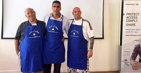 השף יחד עם שניים מהמשתתפים: שי נוני, מנכ"ל קומוולט ישראל (במרכז), וארז עציון, מנהל מכירות ושותפים בנוטניקס. צילום: יח"צ