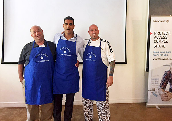 השף יחד עם שניים מהמשתתפים: שי נוני, מנכ"ל קומוולט ישראל (במרכז), וארז עציון, מנהל מכירות ושותפים בנוטניקס. צילום: יח"צ