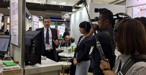 עידו ליפשיץ, סמנכ"ל מכירות ב-CGS, מציג את פתרונות החברה בפני צוות ערוץ Tokyo TV. צילום: יח"צ
