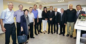 יעל מיטלמן, מנכ"לית היי סנטר, והבכירים הסיניים. צילום: מיכה בריקמן, כתום צלמים