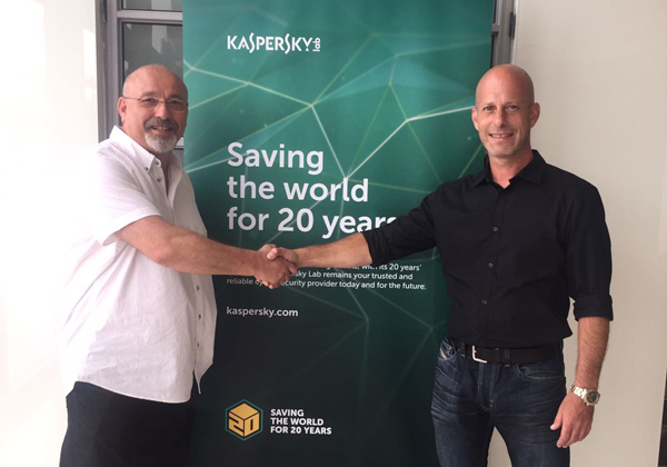 מימין: ניר בר-אלי, מנכ"ל קומסק הפצה, ונועם פרוימוביץ, מנכ"ל קספרסקי ישראל. צילום: יח"צ