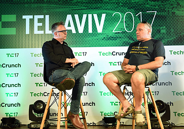 מימין: מייק בוצ'ר, העורך הראשי של TechCrunch אירופה, באחד על אחד עם אורי לוין, מייסד-שותף של Waze. צילום: כפיר סיוון