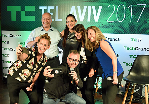 מימין: אילנה גולן, מנכ"לית Golan Ventures ושופטת בתחרות; ד"ר קירה רדינסקי, מדענית ראשית ומנהלת מדעי נתונים ב-eBay ושופטת בתחרות; יפעת אורון, מנכ"לית לאומיטק ושופטת בתחרות; חמי פרס, מייסד-שותף ושותף-מנהל של Pitango Ventures; וג'ורדן קרוק, עורכת ב-TechCrunch. יושב: מייק בוצ'ר, העורך הראשי של TechCrunch אירופה. צילום: כפיר סיוון