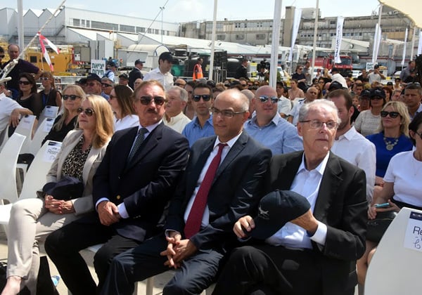 דוד מימון, מנכ"ל אל על (במרכז), מאזין לדבריו של שר התחבורה, ישראל כץ, בטקס קבלת הדרימליינר החדש. צילום: פלי הנמר