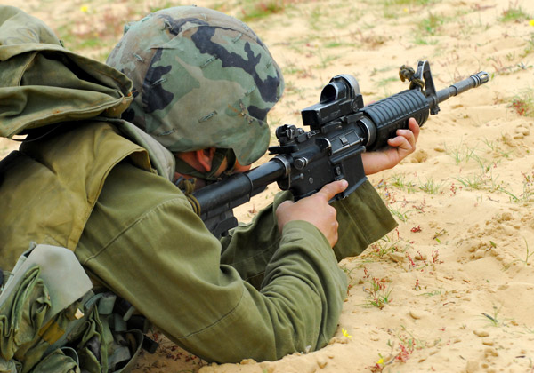 חיילים קרביים יורים לא רק ברובים. צילום אילוסטרציה: לוסיד ווטרס, BigStock